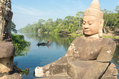 Göl veya nehir ve Bayon tapınağı, Angkor Wat kompleksi, Kamboçya güney kapıları yakınındaki köprü üzerinde taş heykeller