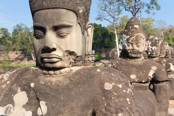 Kőszobrok Hídon Közel Déli Kapuk Bayon Templom Angkor Wat Komplex — Stock Fotó