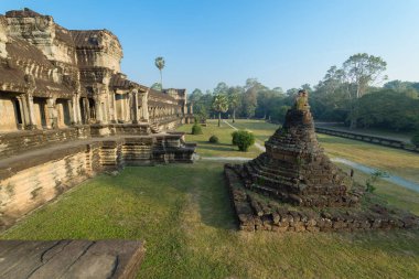 Sabahları Antik Khmer mimarisi. Angkor Wat kompleksindeki tapınağın panorama görünümü, Siem Reap, Kamboçya