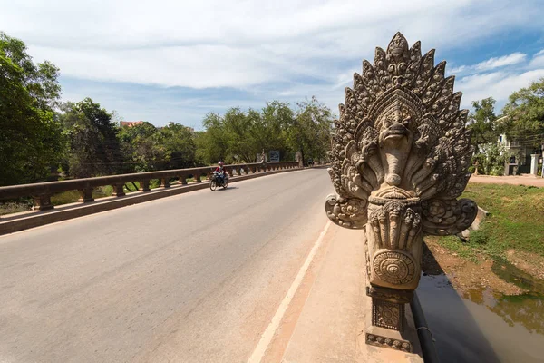 Perspectiva Uma Antiga Estrada Ponte Angkor Com Estátua Pedra Siem — Fotografia de Stock