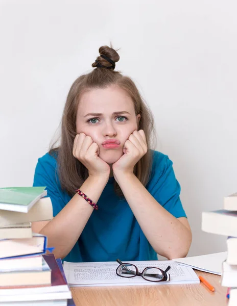 Tânăra Femeie Caucaziană Multe Cărți Studiază Școală Sau Universitate Pare — Fotografie, imagine de stoc