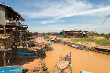 Siem Reap, Kamboçya - 31 Ocak 2017: Nehirdeki turist tekneleri yüzen köye