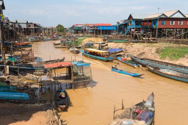Siem Reap, Kamboçya - 31 Ocak 2017: Nehirdeki turist tekneleri yüzen köye