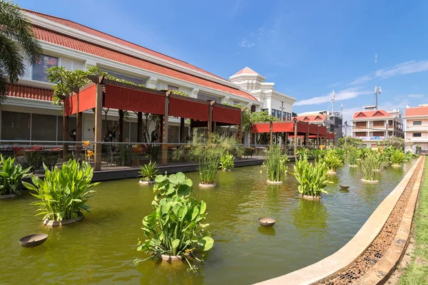 Siem Reap Camboja Fevereiro 2017 Edifício Com Lagoa Verde Fonte — Fotografia de Stock