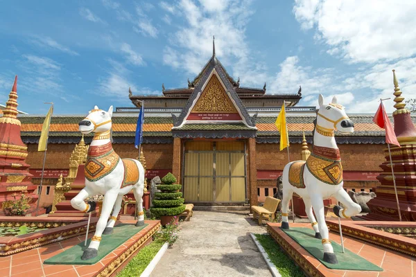 Siem Reap Camboja Fevereiro 2017 Estátuas Cavalos Pátio Templo Budista — Fotografia de Stock