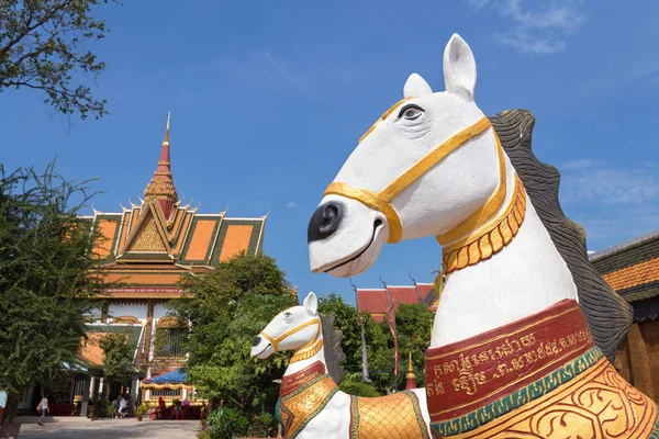 Siem Reap Camboja Fevereiro 2017 Estátuas Cavalos Pátio Templo Budista — Fotografia de Stock