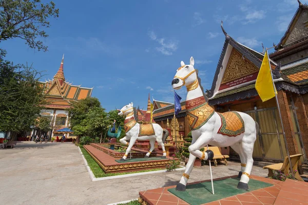Siem Reap Camboja Fevereiro 2017 Estátuas Cavalos Templo Budista Preah — Fotografia de Stock