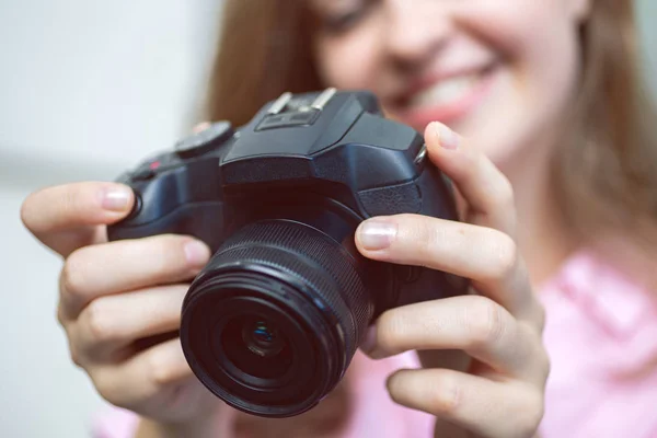 Uśmiechnięta Biała Kobieta Fotograf Trzyma Aparat Cyfrowy Rękach Zbliżenie Robienie — Zdjęcie stockowe