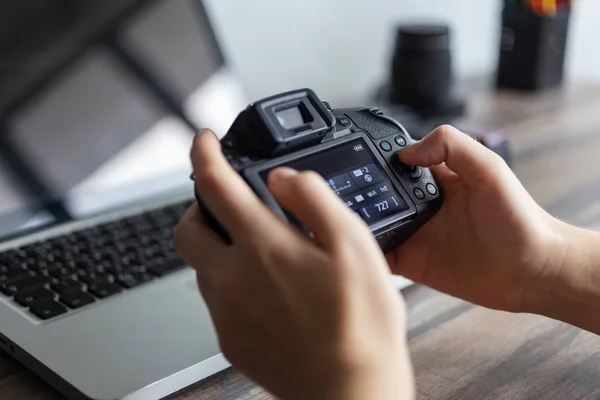 Fotoğrafçı ya da stok fotoğrafçılığı konsepti, dijital siyah kamera dizüstü bilgisayarın yanında.