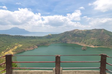 Bir Taal volkanı kraterinde bir göl, Batangas, Filipinler. Popüler turizm merkezi