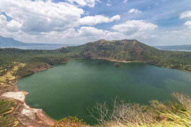 Bir Taal volkanı kraterinde bir göl, Batangas, Filipinler. Popüler turizm merkezi
