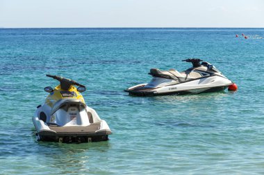 Puerto Gallera, Sabang, Filipinler - 4 Nisan 2017: Denizde iki jet ski. Beyaz plajda su aktiviteleri