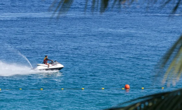 Puerto Galera Filipinler Nisan 2017 Denizde Jet Ski Süren Bir — Stok fotoğraf