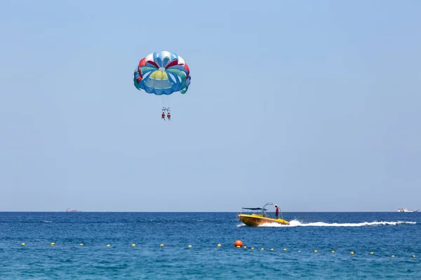 Puerto Galera Sabang Filipijnen April 2017 Twee Mensen Parasailen Een — Stockfoto