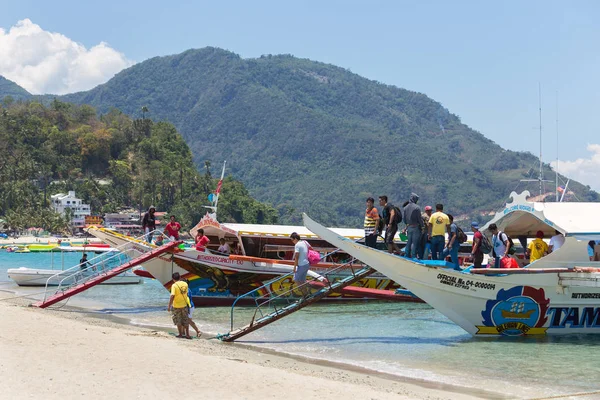 Puerto Galera Sabang Philippinen April 2017 Passagiertouristen Auf Booten Weißen — Stockfoto