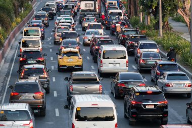 Manila, Filipinler - 16 Mayıs 2017: Manila yolunda yoğun trafik yoğunluğu