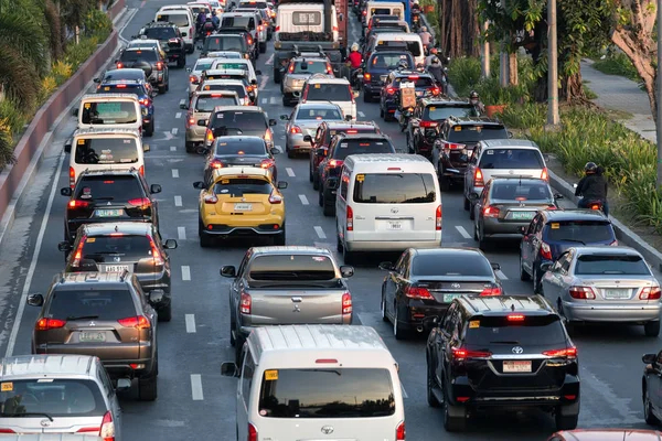 Manila, Filipinler - 16 Mayıs 2017: Manila yolunda yoğun trafik yoğunluğu