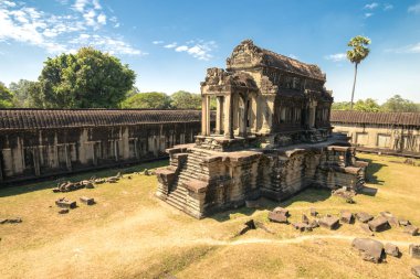 Sabahları Antik Khmer mimarisi. Angkor Wat kompleksindeki tapınağın panorama görünümü, Siem Reap, Kamboçya