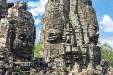 Bayon tapınak kulelerinde taşa oyulmuş yüzler, Angkor Wat kompleksi, Kamboçya, Siem Reap