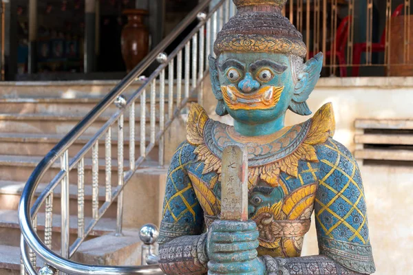 Estátua Pedra Colorida Divindade Budista Com Uma Cabeça Animal Templo — Fotografia de Stock