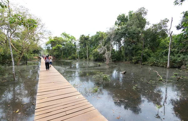 Siem Reap Καμπότζη Φεβρουάριος 2017 Τουρίστες Άνθρωποι Περπατούν Στη Γέφυρα — Φωτογραφία Αρχείου