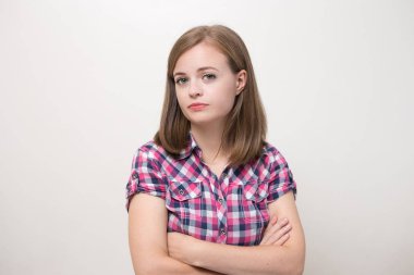 Kafası karışık, sinirli, hayal kırıklığına uğramış, sinirli bakışları olan beyaz bir kadın.