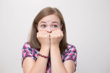 Genç beyaz kadın şaşırdı, korktu, şok oldu, korktu.