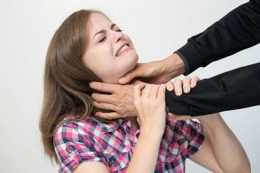 Korkak genç beyaz kadın erkek, aile içi şiddet ya da şiddet tarafından boğuldu