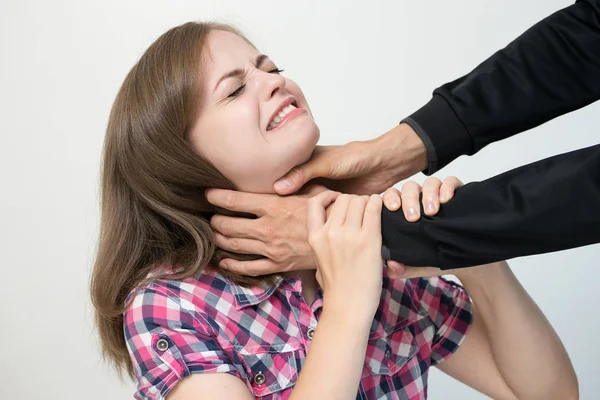 Assustado Jovem Caucasiano Menina Mulher Estrangulado Por Homem Abuso Doméstico — Fotografia de Stock