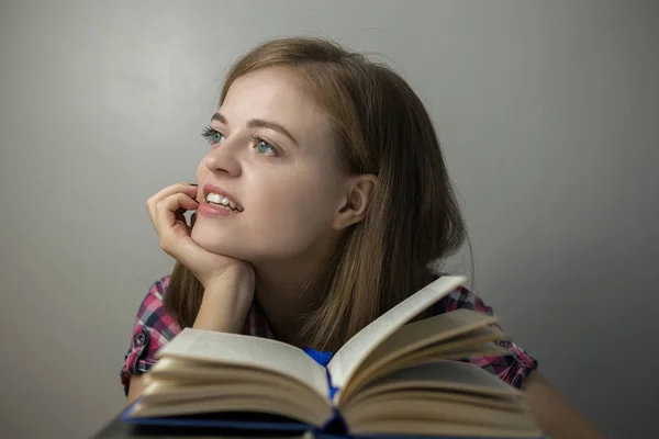 Sorrindo Jovem Caucasiano Menina Mulher Lendo Livro — Fotografia de Stock