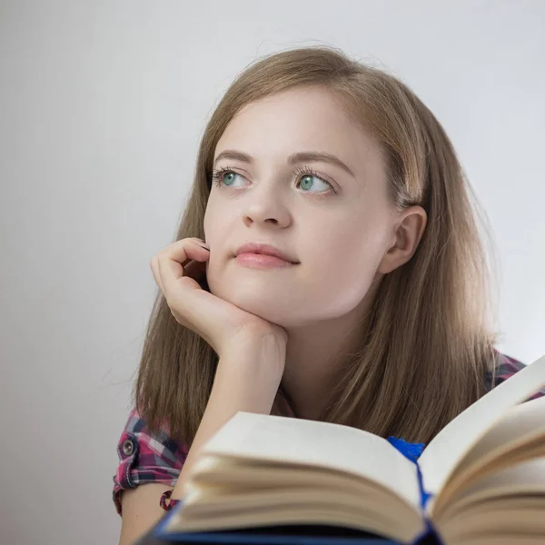 Mulher Jovem Caucasiana Lendo Livro — Fotografia de Stock