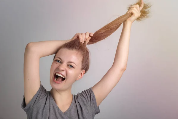 Jong Blank Vrouw Meisje Houdt Haar Lange Haar Omhoog Met — Stockfoto