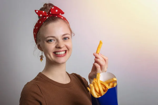 Sorrindo Jovem Caucasiano Menina Segurando Comer Grande Tamanho Francês Batatas — Fotografia de Stock