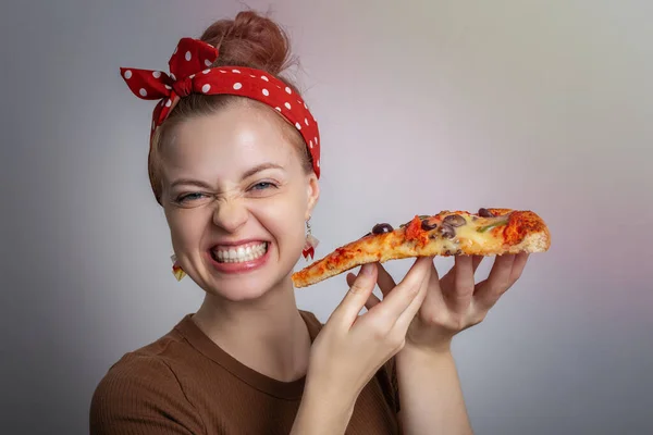 Sorrindo Rindo Jovem Caucasiana Menina Segurando Comer Grande Fatia Pizza — Fotografia de Stock