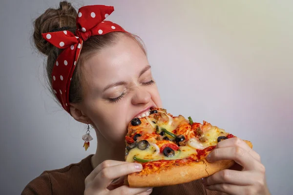 Menina Jovem Caucasiana Mordendo Devorando Uma Grande Fatia Pizza Conceito — Fotografia de Stock