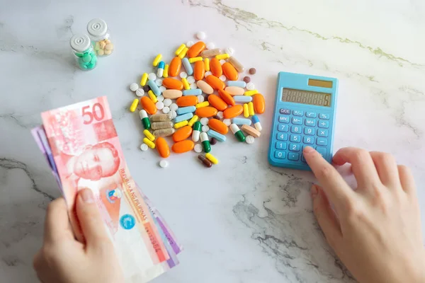 Peso Filipino Dinero Calculadora Píldoras Medicinales Coste Atención Médica Concepto Imagen de archivo