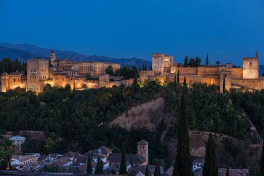 Yaz sezonu boyunca İspanya'nın Granada şehrinde Alhambra