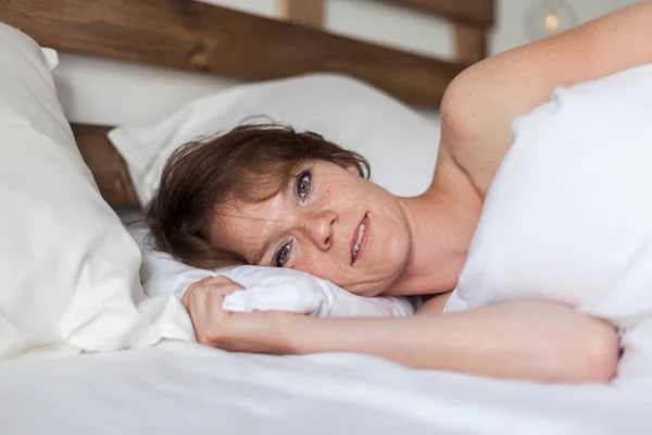 Una Hermosa Mujer Despierta Cama — Foto de Stock