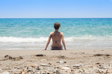 Genç kadın pratik yoga deniz kıyısında