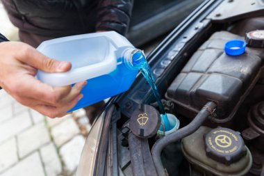adam arabasına Anti-Freeze sıvı dökülen