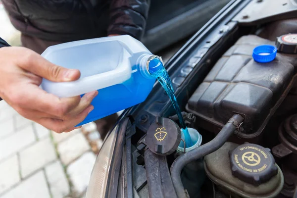 adam arabasına Anti-Freeze sıvı dökülen