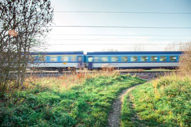 Buharlı Tren yolu doğada geçiş