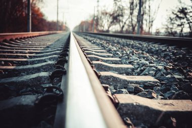 Tren yolu. Raylar ve çapraz bağları. Taşlar