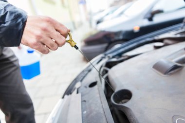 Adam arabanın motor yağı kademede denetler