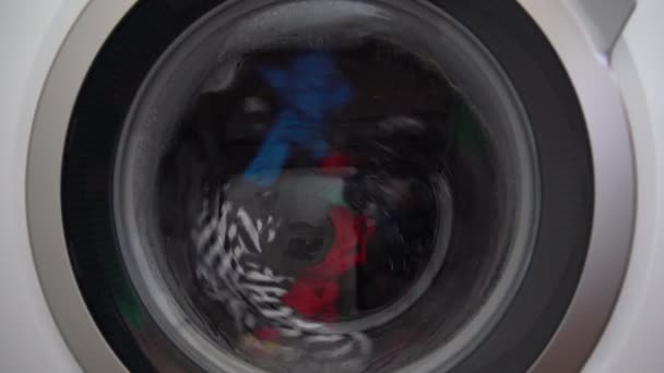 Moderne Wasmachine Met Roterende Vuile Wasserij Binnen — Stockvideo