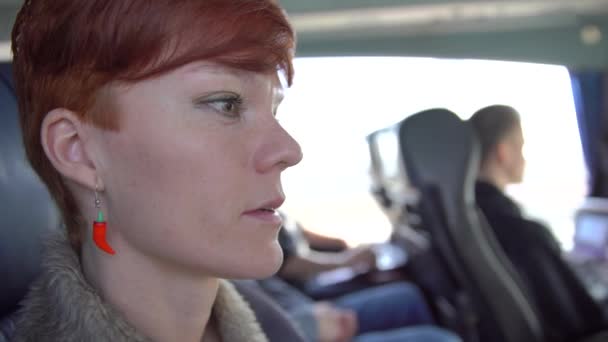 Молода жінка подорожує автобусом до міста, насолоджується комфортною поїздкою — стокове відео