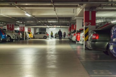 Şehrin modern alışveriş merkezinde otopark underground