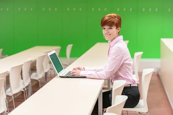 Ritratto di una studentessa felice che usa il computer portatile all'università. Preparazione per gli esami . — Foto Stock