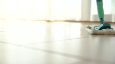 Islak mop kat ev temizlemek için kullanılır.