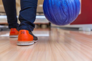 bir bowling topu bir bowling salonu spor merkezi bowling oynayan adamla
